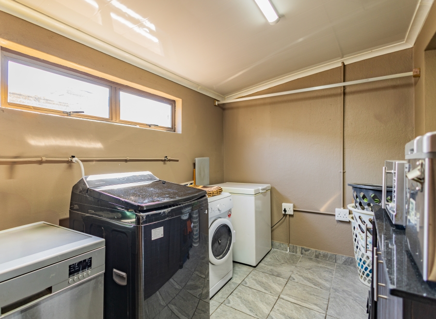 5 Bedroom Property for Sale in Peerless Park Western Cape